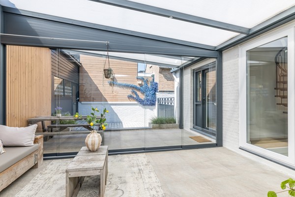 Foto - Verkocht onder voorbehoud: Ruime en veelzijdige vrijstaande woning met 173 m² woonoppervlakte,  extra leefverdieping, 3 slaapkamers (mogelijkheid tot 4), 2 badkamers, royaal bijgebouw en tuin op het zuidoosten in Hulsberg